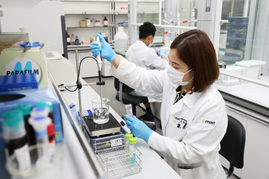 이마트 상품안전센터에서 연구원이 실험을 하고 있다. 이마트 제공